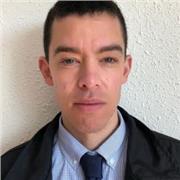 Preparador universitario imparte clases de matemática